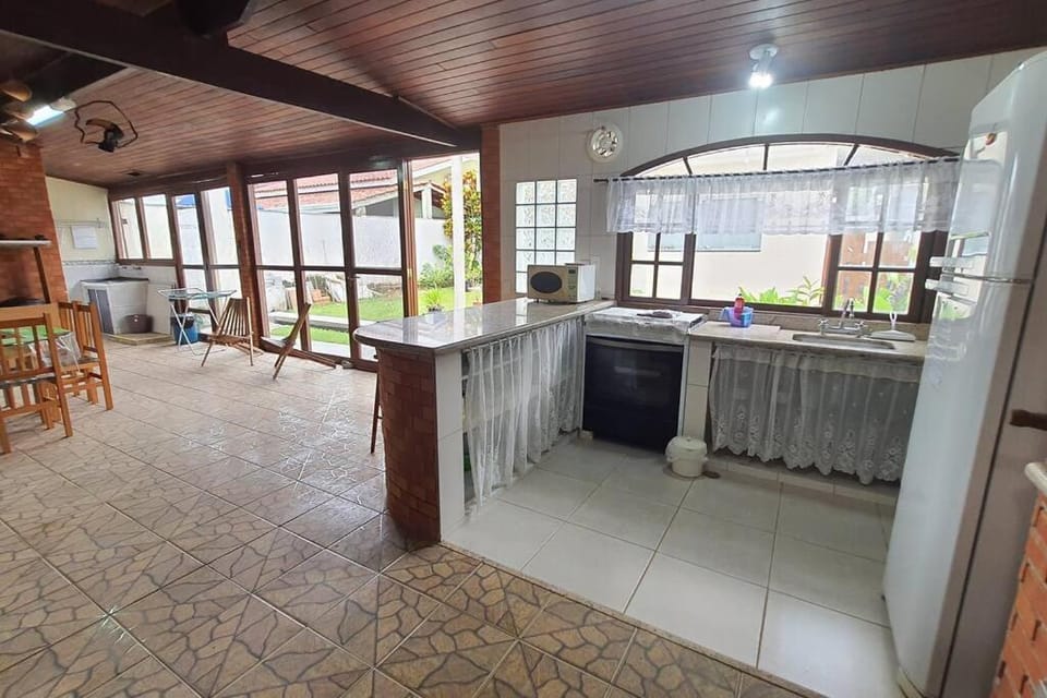 Casa na mococa fundos, ar-condicionado, condomínio House in Caraguatatuba