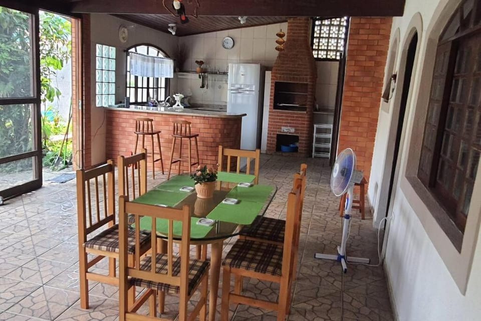 Casa na mococa fundos, ar-condicionado, condomínio House in Caraguatatuba