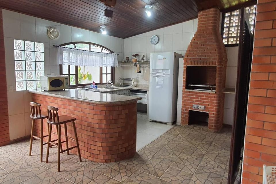 Casa na mococa fundos, ar-condicionado, condomínio House in Caraguatatuba