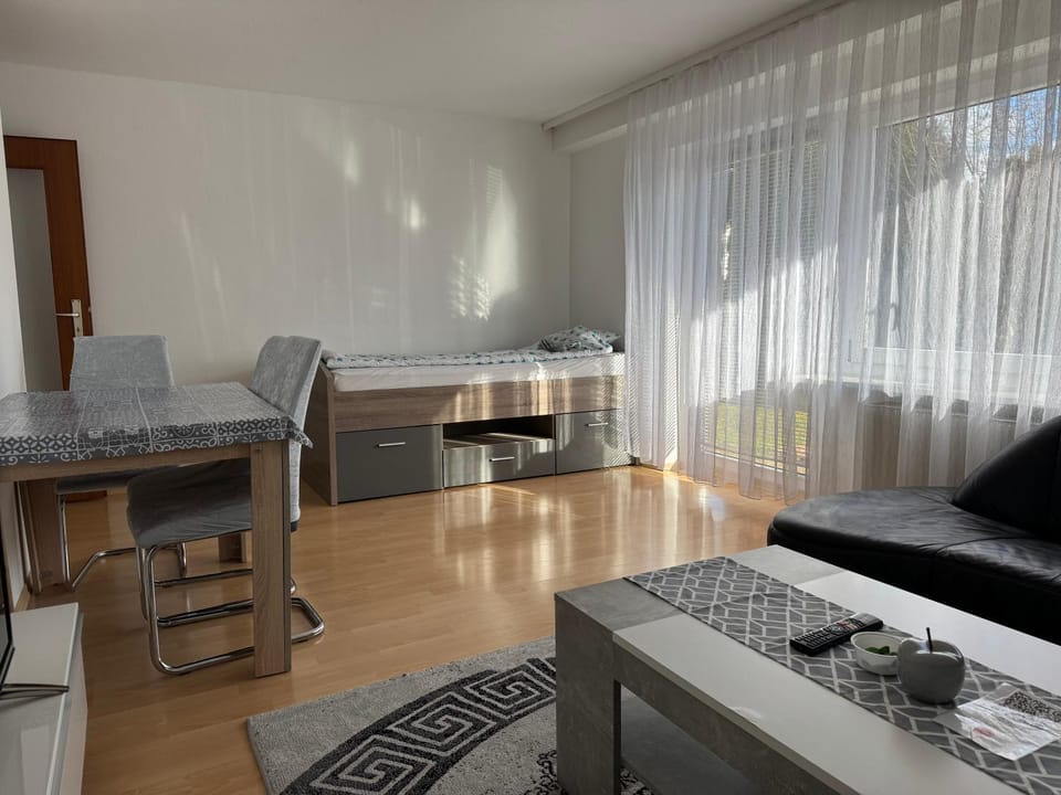 Bed, TV and multimedia, Food