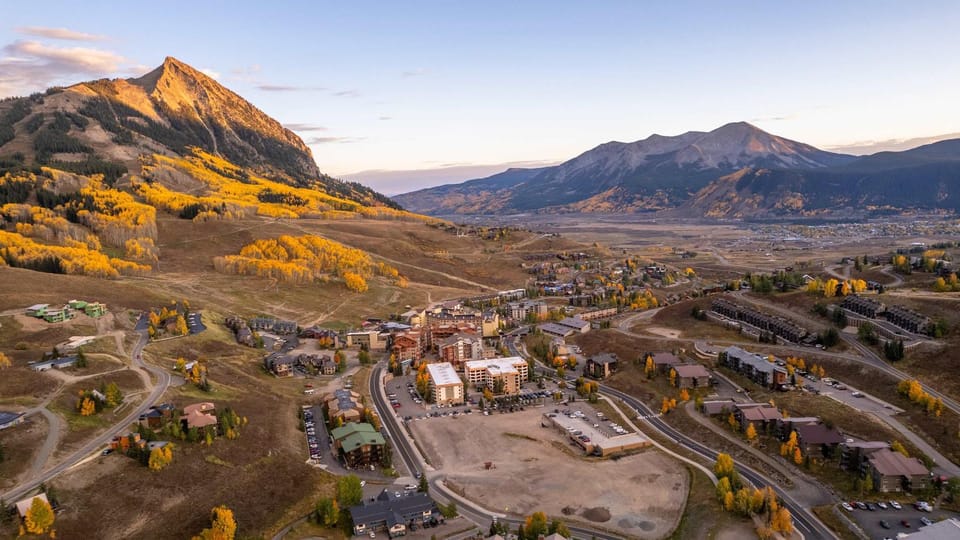 Property building, Neighbourhood, Bird's eye view, Mountain view