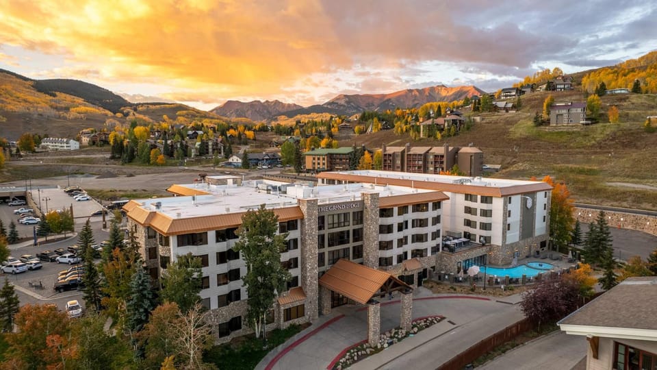 Property building, Natural landscape, Bird's eye view, Mountain view, Pool view, Swimming pool, Location, Parking
