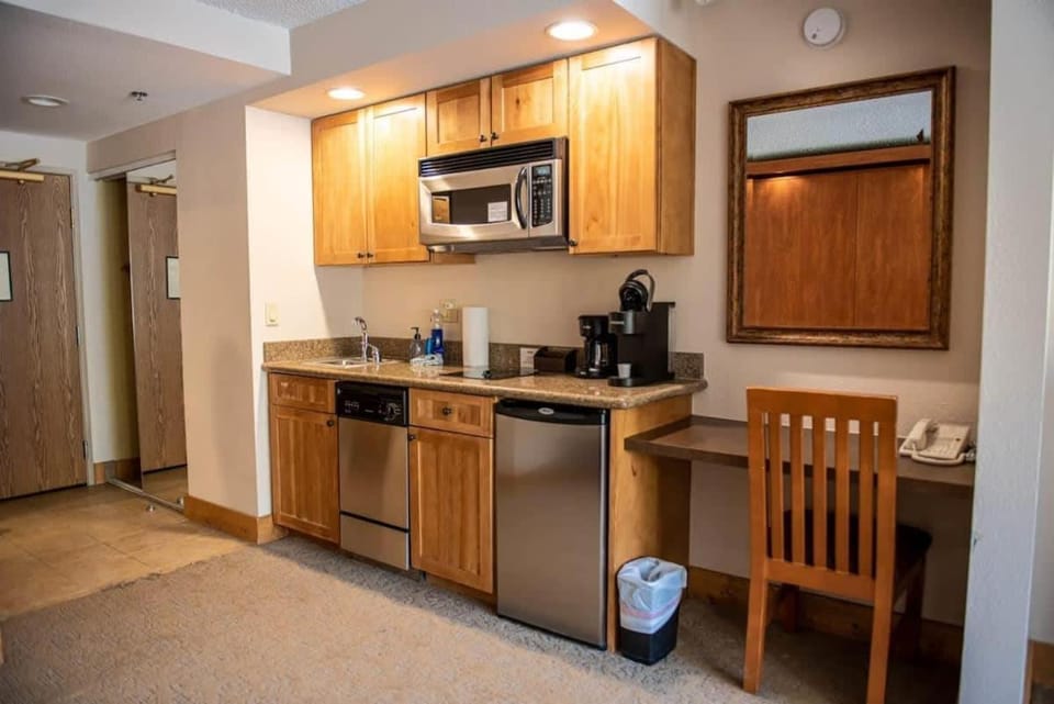 Coffee/tea facilities, Kitchen or kitchenette, dishwasher, stove