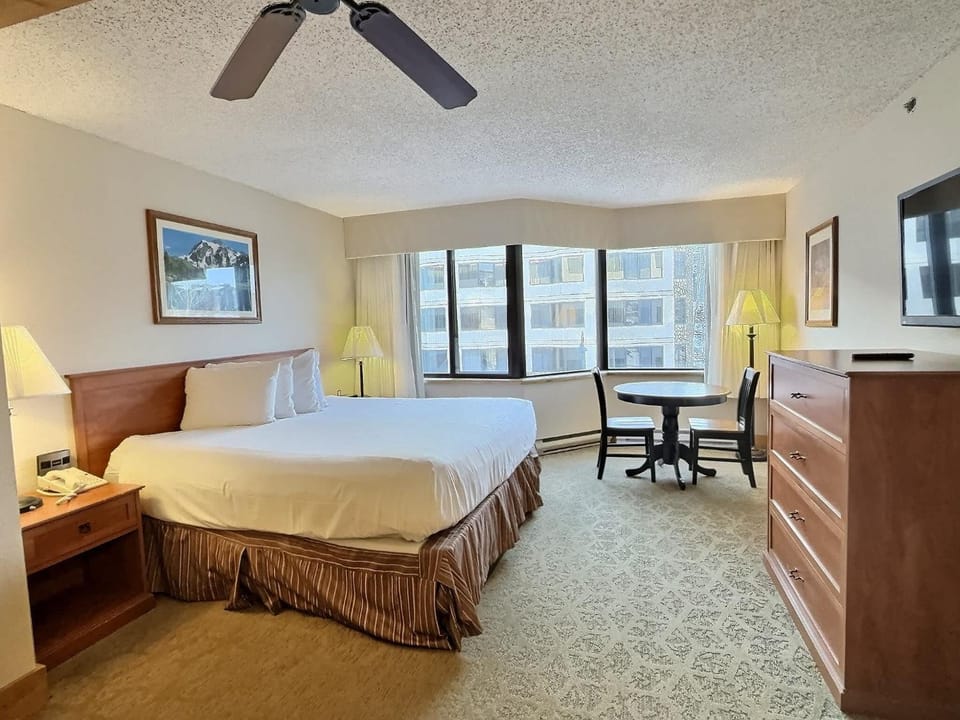 Bed, TV and multimedia, Bedroom
