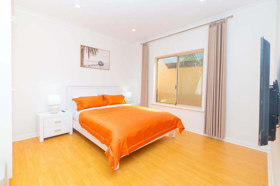 Bed, TV and multimedia, Bedroom