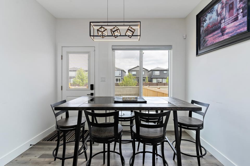 The Happy place - Luxurious, Cozy and Modern Home with 4 bedroom Air-condition, Netflix, Free Parking close to Airport and West Edmonton Mall House in Edmonton