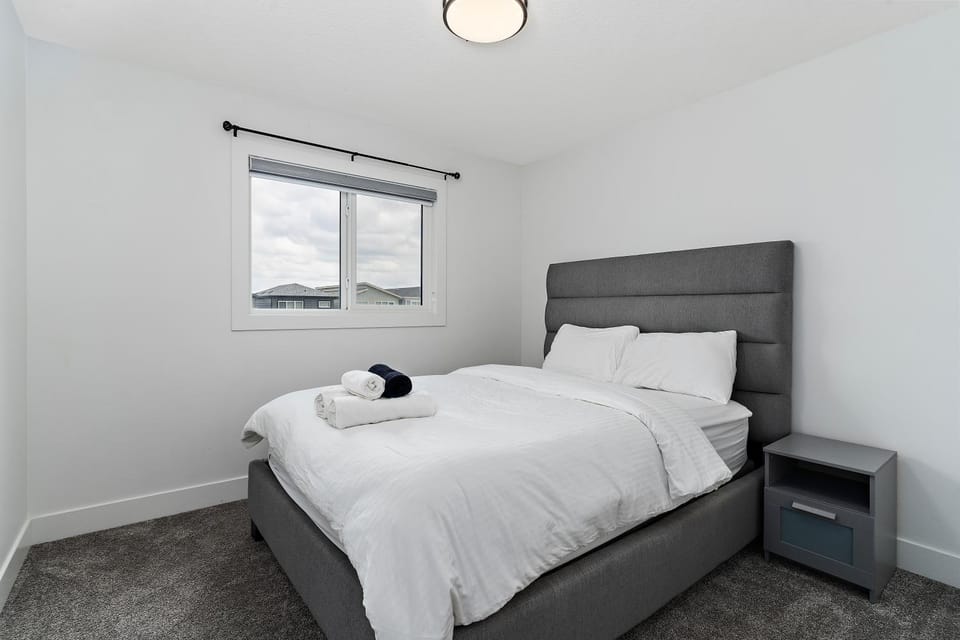 The Happy place - Luxurious, Cozy and Modern Home with 4 bedroom Air-condition, Netflix, Free Parking close to Airport and West Edmonton Mall House in Edmonton