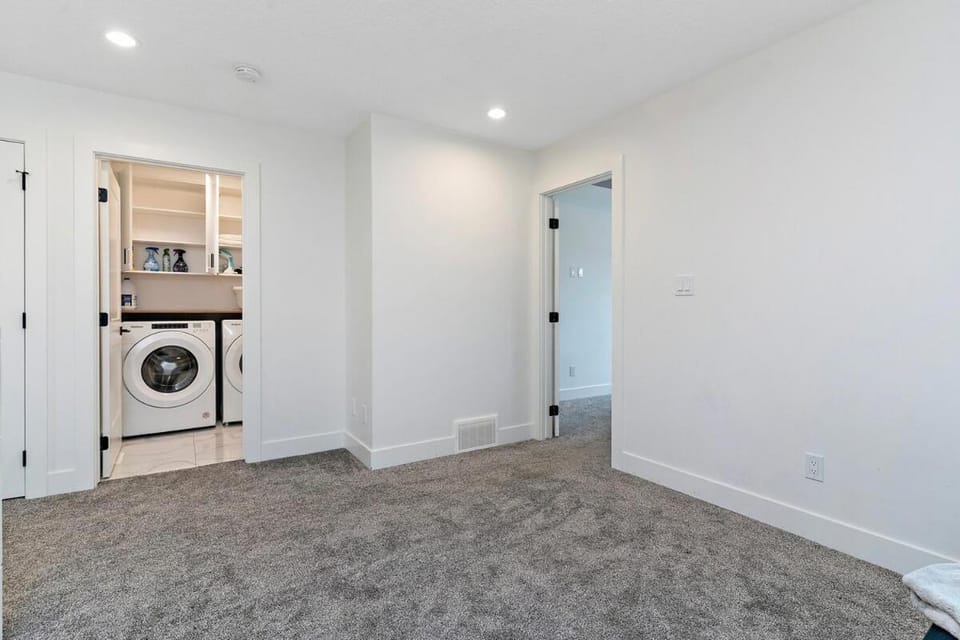 The Happy place - Luxurious, Cozy and Modern Home with 4 bedroom Air-condition, Netflix, Free Parking close to Airport and West Edmonton Mall House in Edmonton