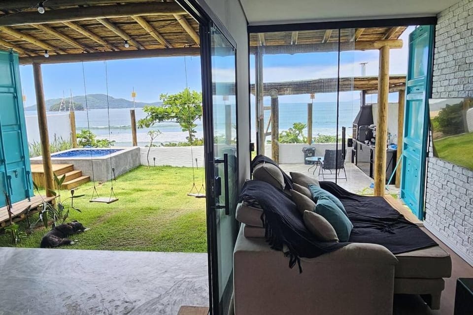 Casa Container Pe na Areia House in Caraguatatuba