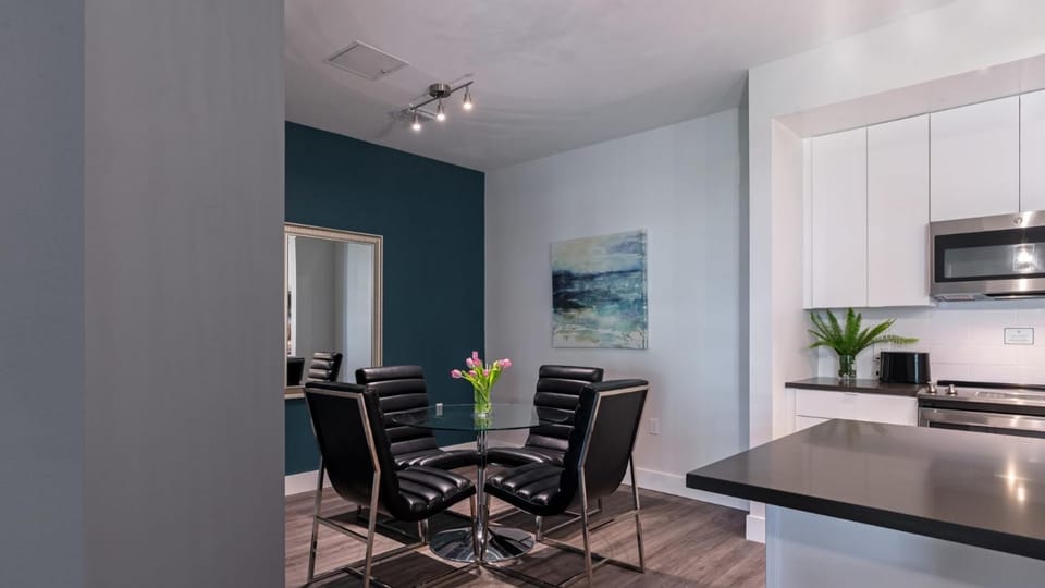 Spacious Resort style 2Bedroom 2Bath Oasis Pool Gym Desert Ridge Apartment in Desert Ridge
