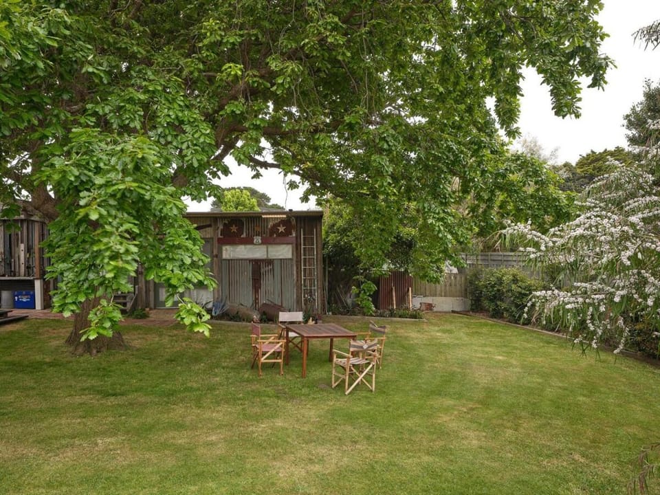 Warraburra Beach Shack, Rosebud - entire house and your own private beach box! House in Rosebud