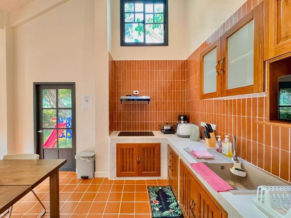 Kitchen or kitchenette, Dining area, oven, stove