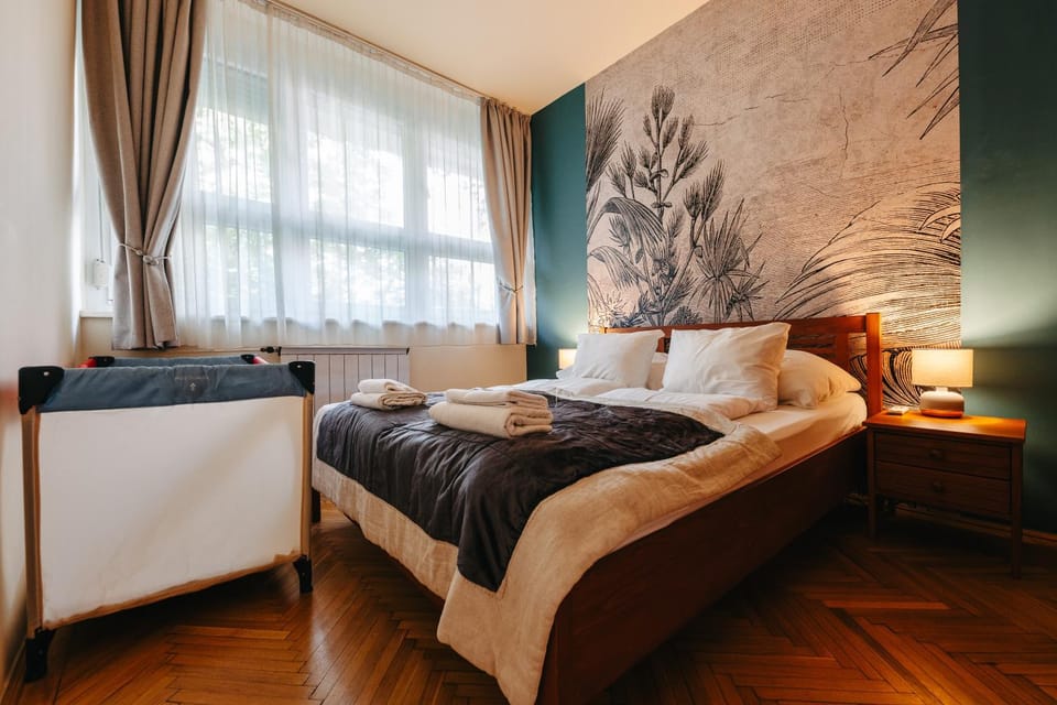 Bedroom, cot