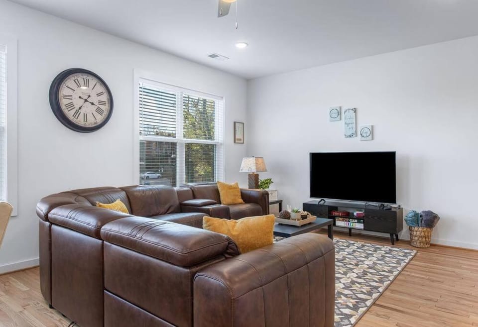 TV and multimedia, Living room, Seating area, Evening entertainment