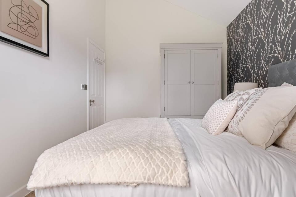 Bed, Photo of the whole room, Bedroom, wardrobe