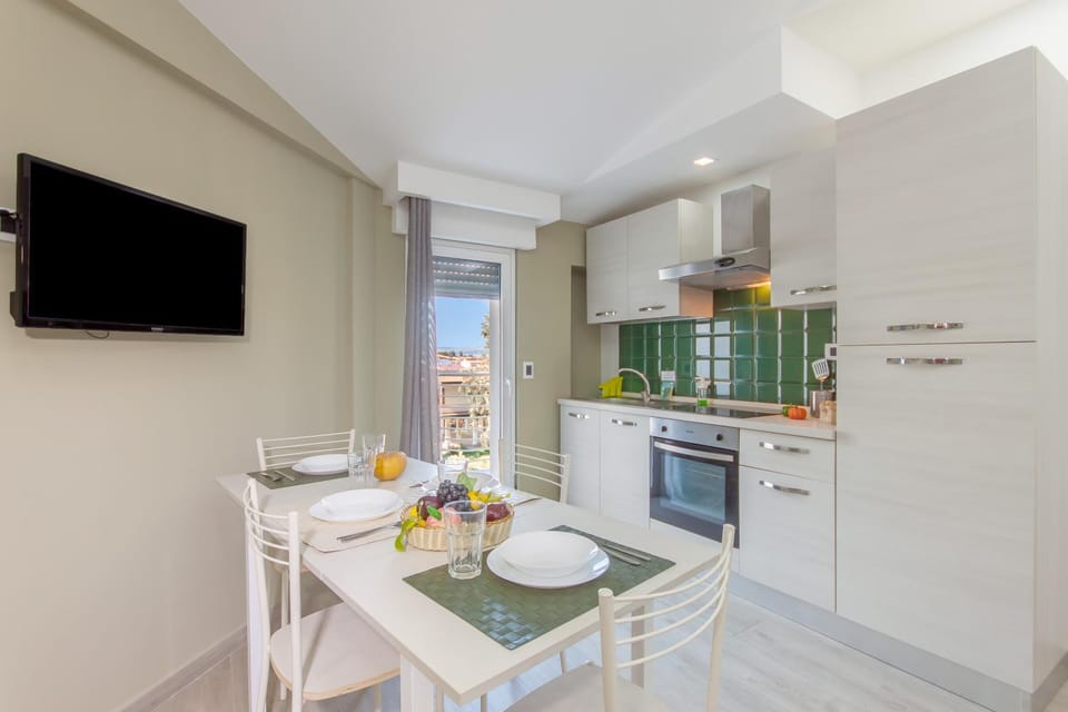 Dining area, kitchen
