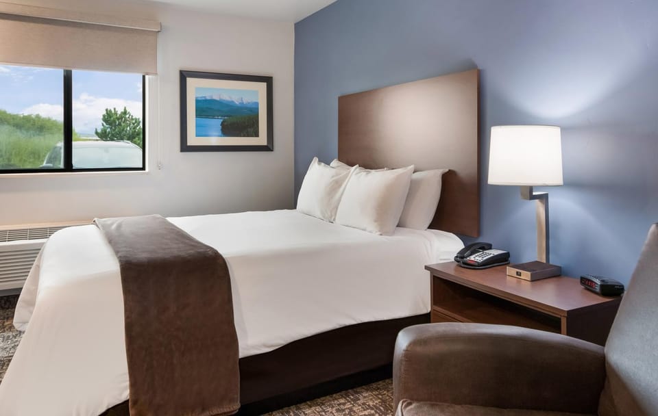 Bed, Seating area, Bedroom