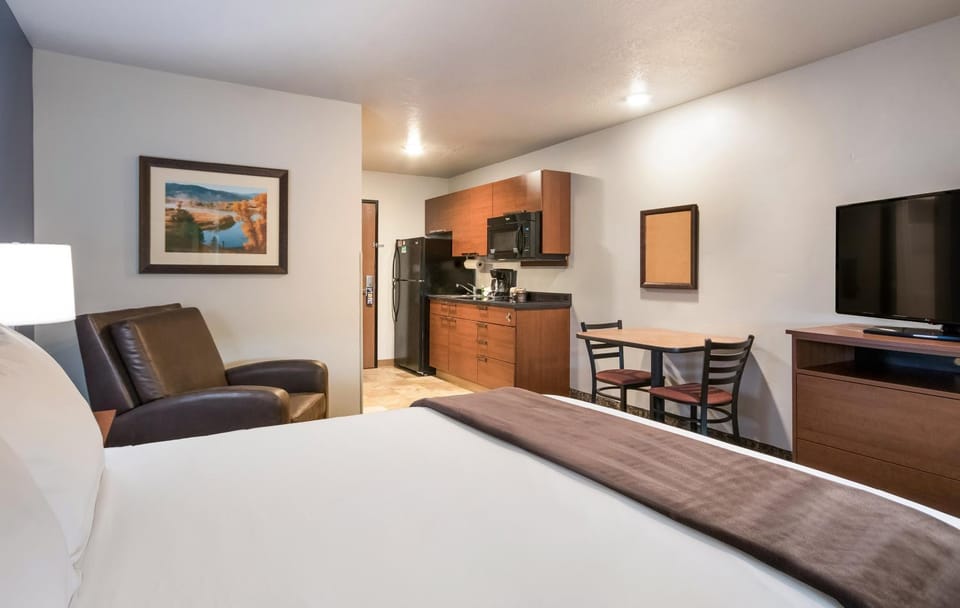 Bed, Living room, Seating area, Dining area, Bedroom