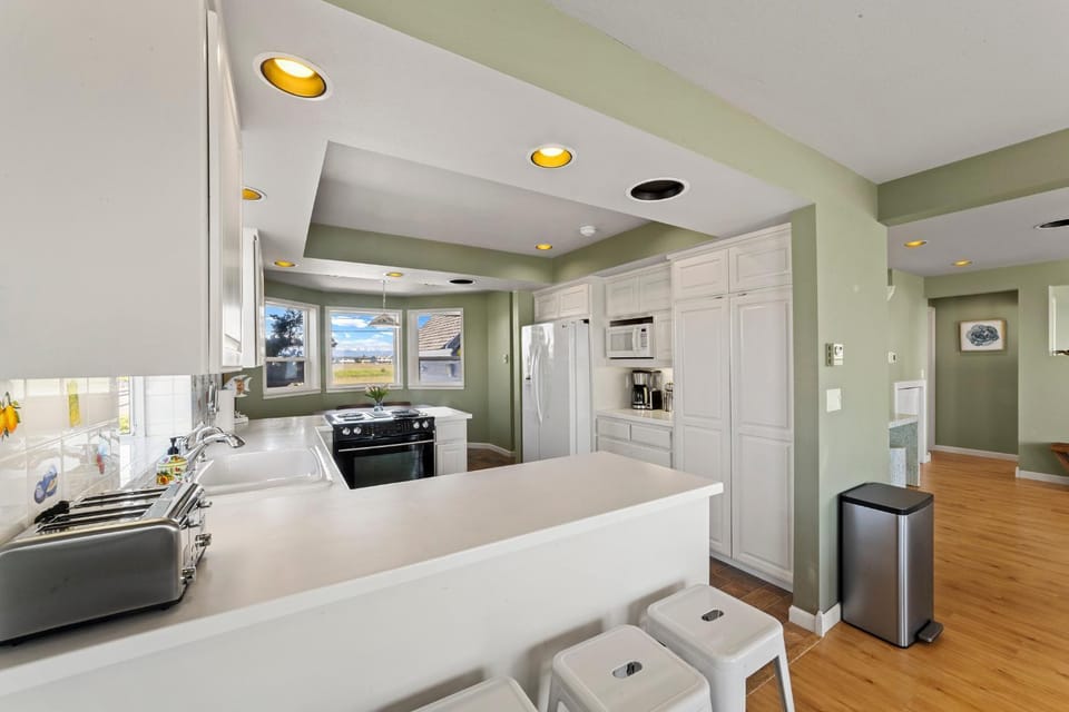 SANDY POINT 6 BEDS 3 BATHS BEACH HOUSE WITH AMAZING VIEWS House in Washington