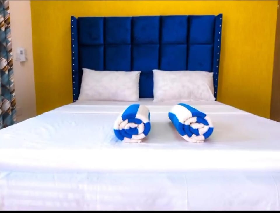 Bed, towels