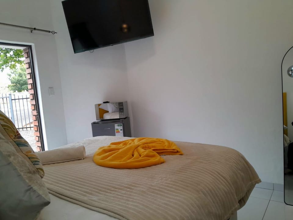 Bed, TV and multimedia, Photo of the whole room, Bedroom, towels