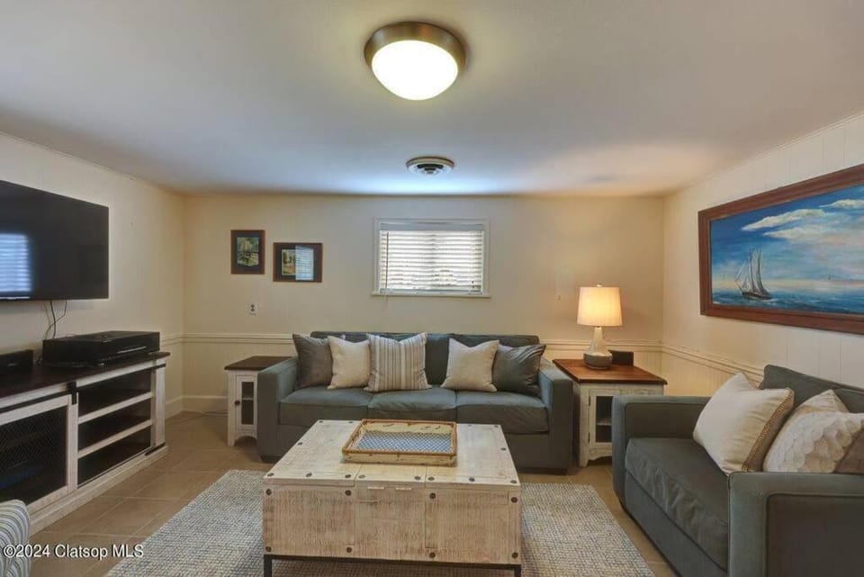 TV and multimedia, Living room, Seating area, Family