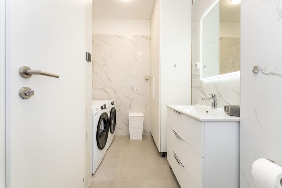 Toilet, Bathroom, washing machine, dryer