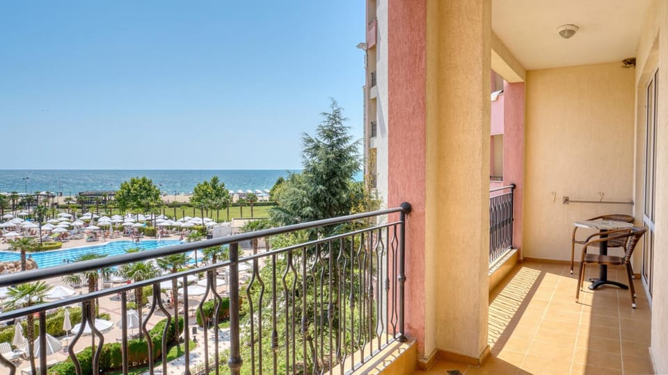 Pool view, Sea view