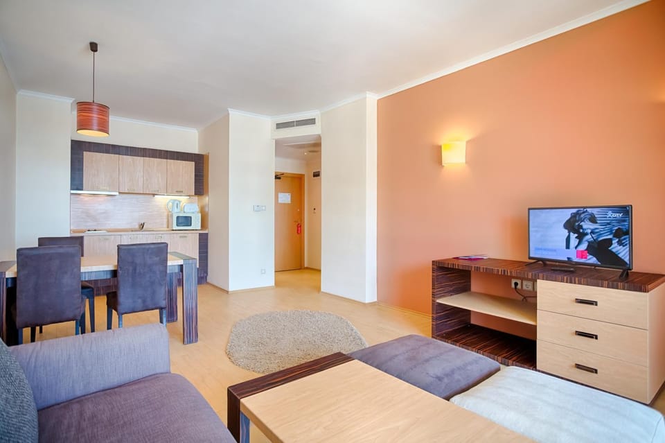 Kitchen or kitchenette, Living room