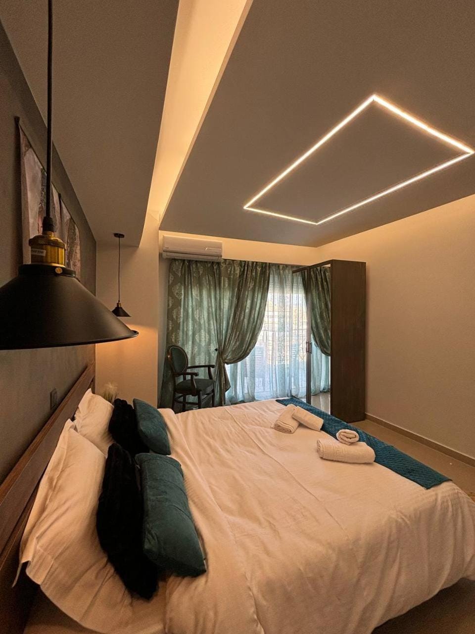 Bed, Photo of the whole room, Bedroom