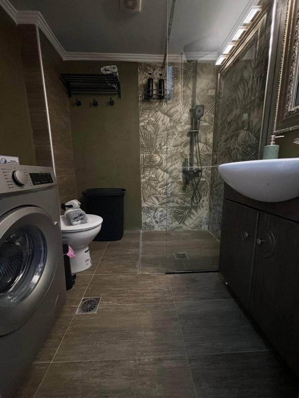 Shower, Toilet, Bathroom, towels, washing machine