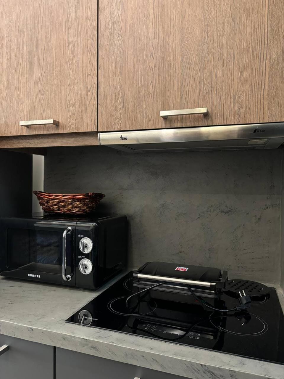 Kitchen or kitchenette, microwave, stove