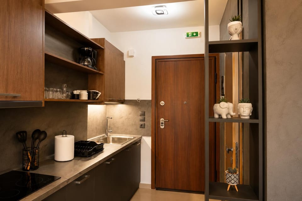 Coffee/tea facilities, Kitchen or kitchenette, stove