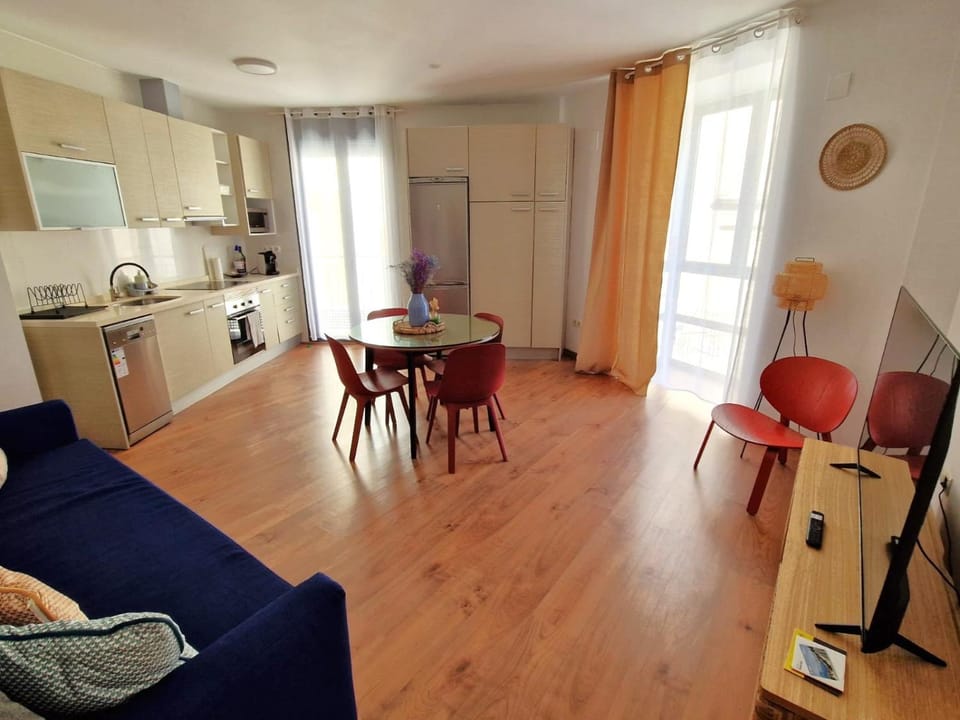 Very centric apartment, lightful, well equipped and decorated, with castle views, and besides a nice Plaza in Old Town Apartment in Alicante