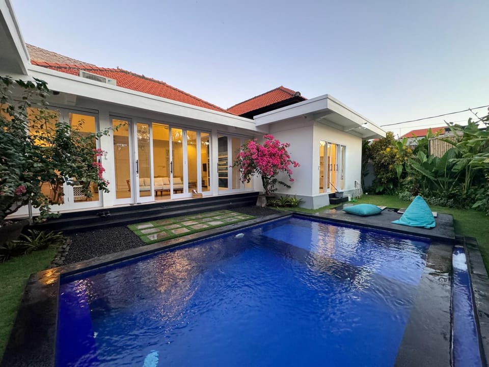 Property building, Garden, Swimming pool