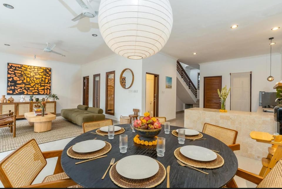 Living room, Food and drinks, Seating area, Dining area, Food