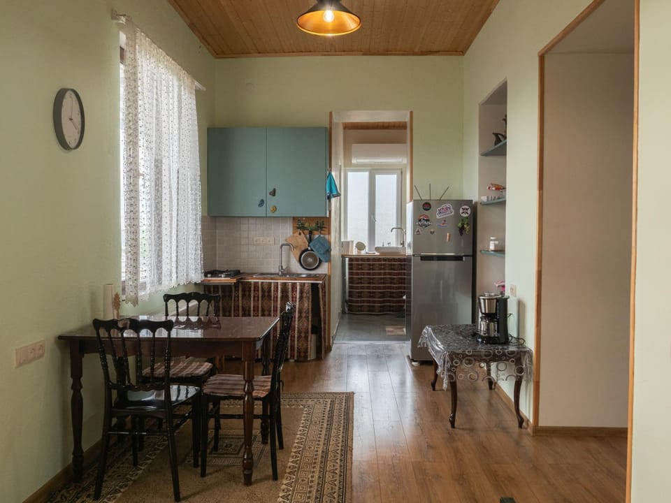 Kitchen or kitchenette, Dining area, oven, stove
