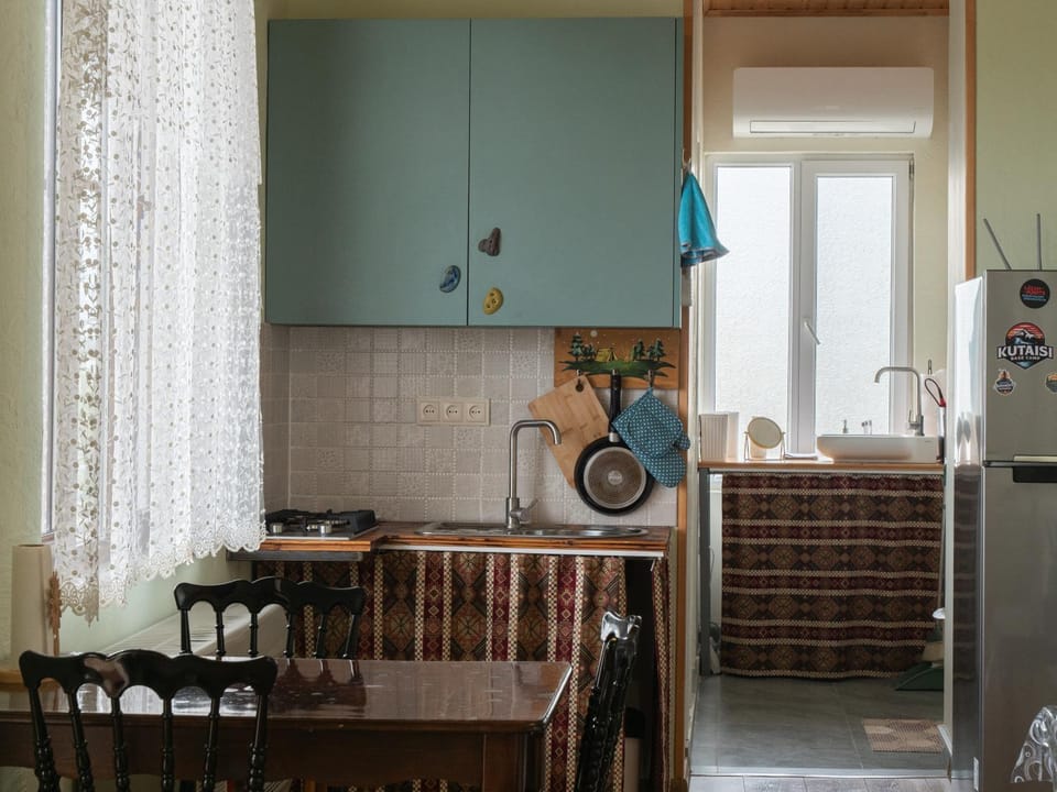 Kitchen or kitchenette, Living room, Seating area, Dining area
