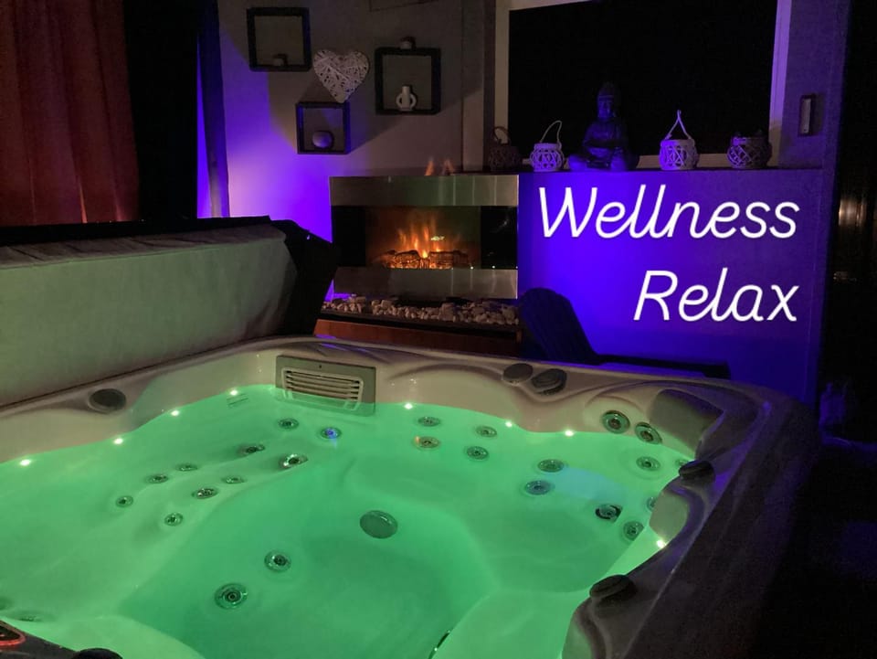 Hot Tub, Hot Tub, Spa and wellness centre/facilities