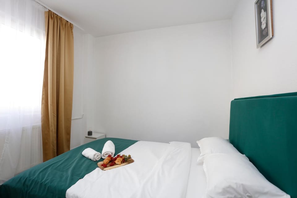 Bedroom, towels