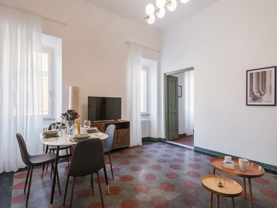TV and multimedia, Living room, Seating area, Dining area
