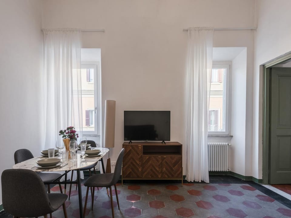 TV and multimedia, Living room, Seating area, Dining area, Evening entertainment