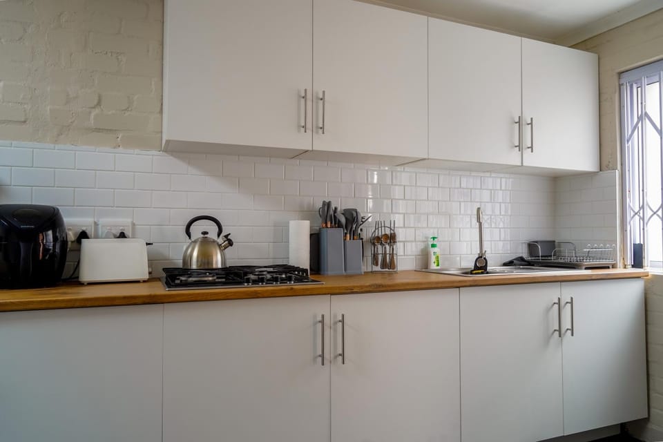 Coffee/tea facilities, Kitchen or kitchenette, stove, toaster