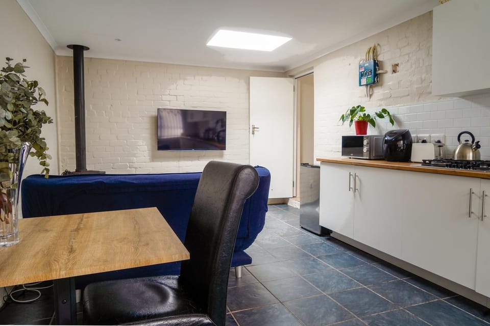 TV and multimedia, Coffee/tea facilities, Kitchen or kitchenette, Dining area