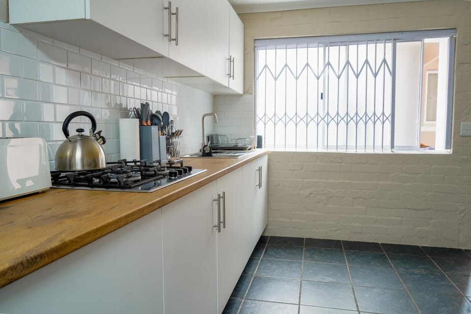 Coffee/tea facilities, Kitchen or kitchenette, stove, toaster