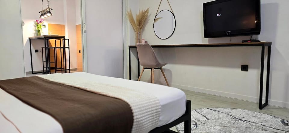 Bed, TV and multimedia, Evening entertainment, Bedroom