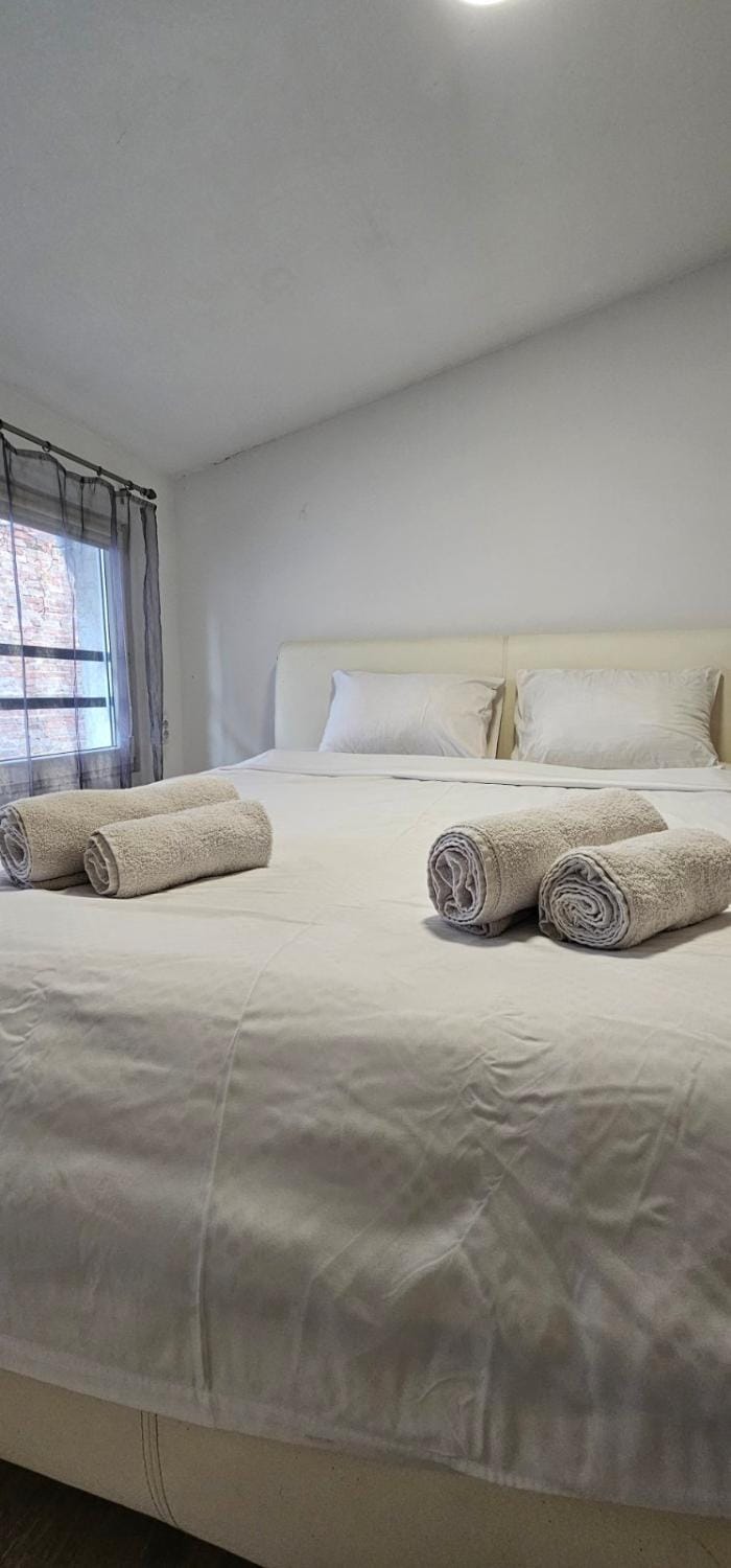 Bed, Bedroom, towels