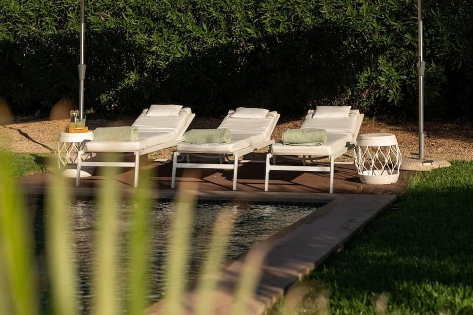 Swimming pool, sunbed