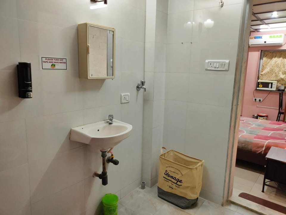 Ivory Room, AC, Smart TV, Ensuite, Independent Homestay Vacation rental in Mumbai