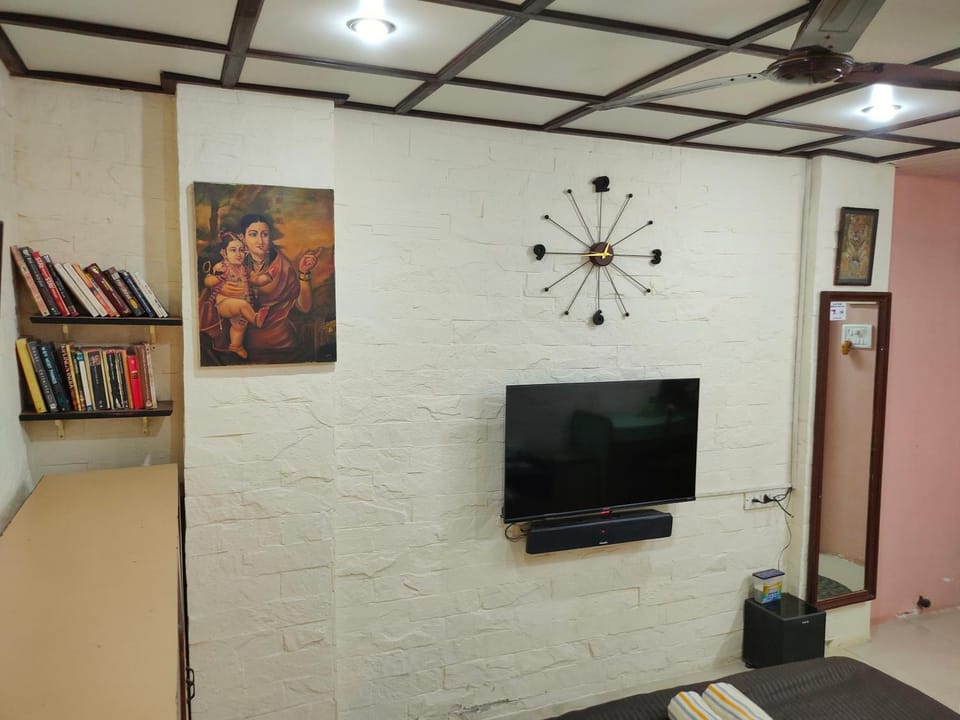 Ivory Room, AC, Smart TV, Ensuite, Independent Homestay Vacation rental in Mumbai